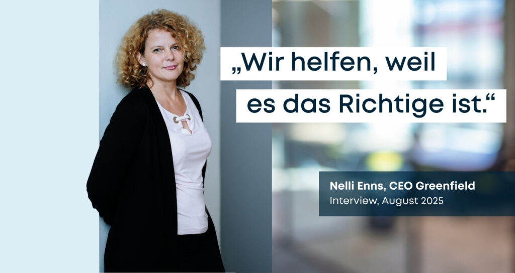 Nelli Enns lehnt sich gegen die Wand und erzählt, warum es wichtig ist, die Ukraine unterstützt.