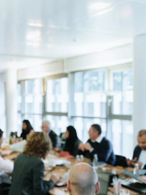 Gemeinsames Arbeiten im Meetingraum